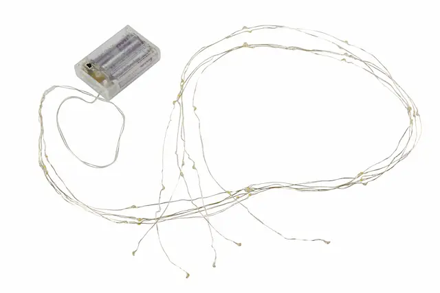 3 x AA-paristoa, 50 Varm-LED-valoa, ajastin, 6 tuntia päällä ja 18 tuntia pois päältä